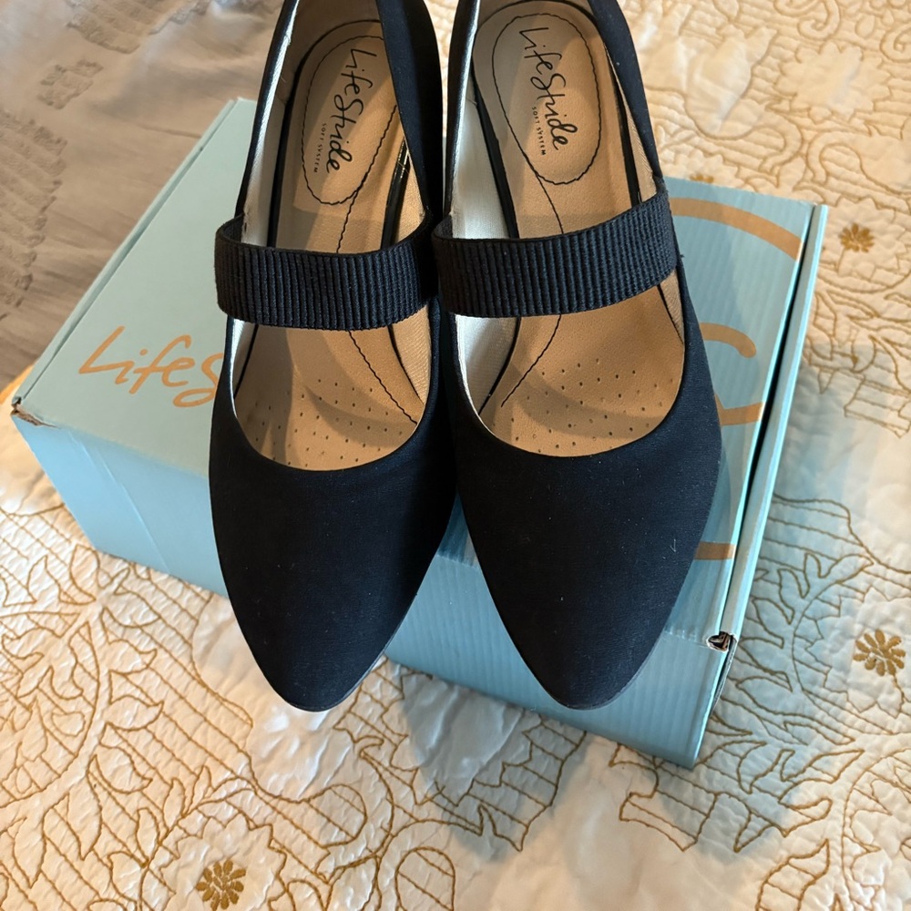 Cute and VERY comfortable black heels with elastic strap